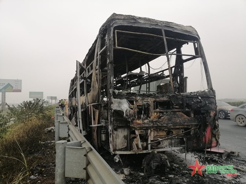 Xe giường nằm bốc cháy dữ dội trên cao tốc Pháp Vân - Cầu Giẽ